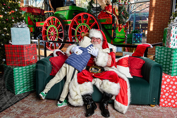 RKPhoto-2025-TheCharlestonSanta-Nov28-0473