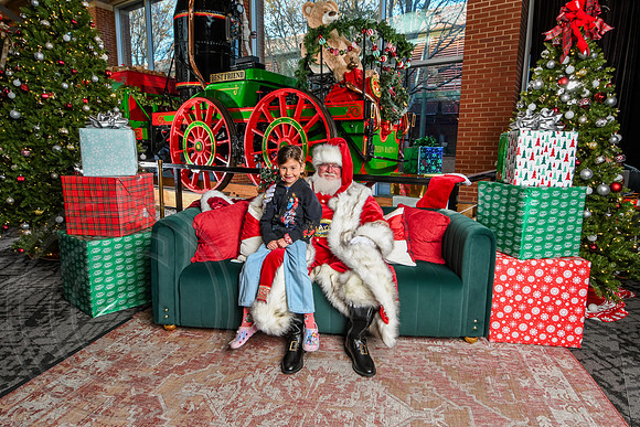 RKPhoto-2025-TheCharlestonSanta-Nov28-0477