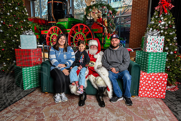 RKPhoto-2025-TheCharlestonSanta-Nov28-0478