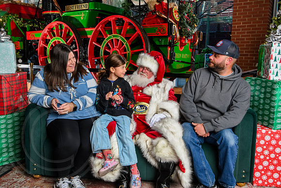 RKPhoto-2025-TheCharlestonSanta-Nov28-0479