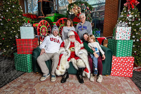 RKPhoto-2025-TheCharlestonSanta-Nov28-0481