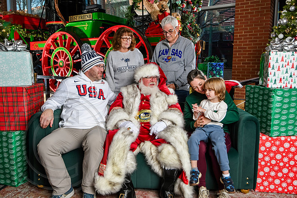 RKPhoto-2025-TheCharlestonSanta-Nov28-0483