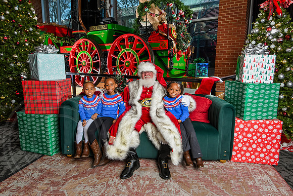 RKPhoto-2025-TheCharlestonSanta-Nov28-0485