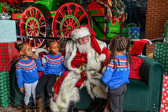 RKPhoto-2025-TheCharlestonSanta-Nov28-0489