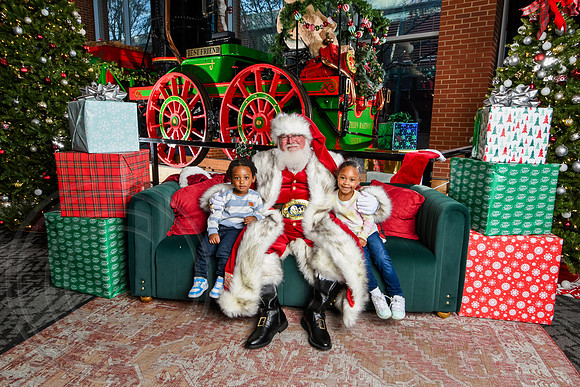 RKPhoto-2025-TheCharlestonSanta-Nov28-0491