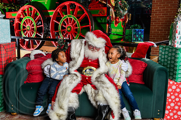 RKPhoto-2025-TheCharlestonSanta-Nov28-0493