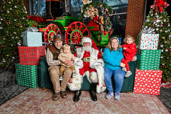 RKPhoto-2025-TheCharlestonSanta-Nov28-0494
