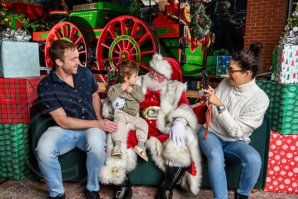 RKPhoto-2025-TheCharlestonSanta-Nov28-0497
