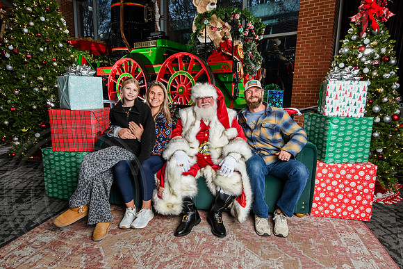 RKPhoto-2025-TheCharlestonSanta-Nov28-0501