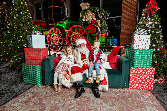 RKPhoto-2025-TheCharlestonSanta-Nov28-0502