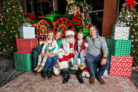 RKPhoto-2025-TheCharlestonSanta-Nov28-0503
