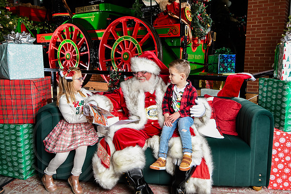 RKPhoto-2025-TheCharlestonSanta-Nov28-0506
