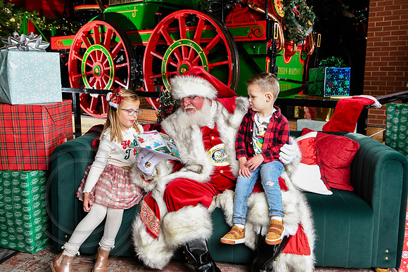 RKPhoto-2025-TheCharlestonSanta-Nov28-0508