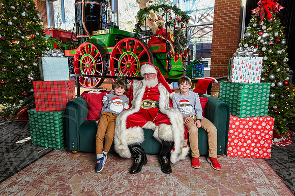 RKPhoto-2025-TheCharlestonSanta-Nov28-0451