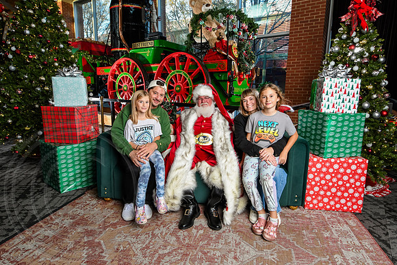 RKPhoto-2025-TheCharlestonSanta-Nov28-0475