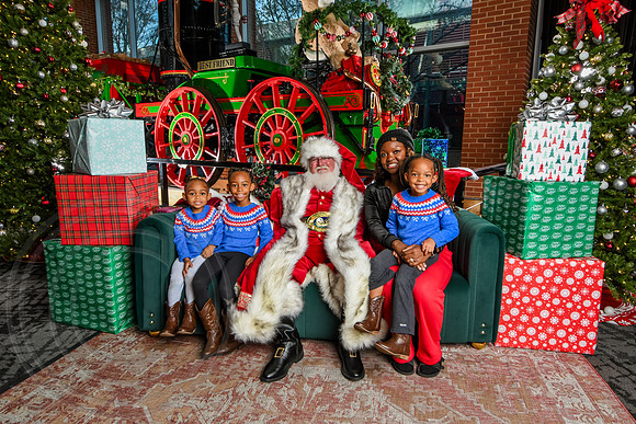 RKPhoto-2025-TheCharlestonSanta-Nov28-0486