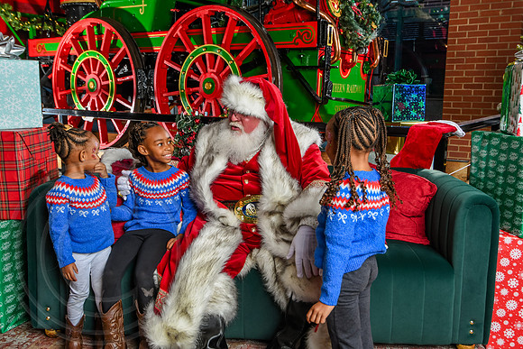 RKPhoto-2025-TheCharlestonSanta-Nov28-0488