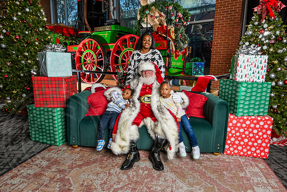 RKPhoto-2025-TheCharlestonSanta-Nov28-0492