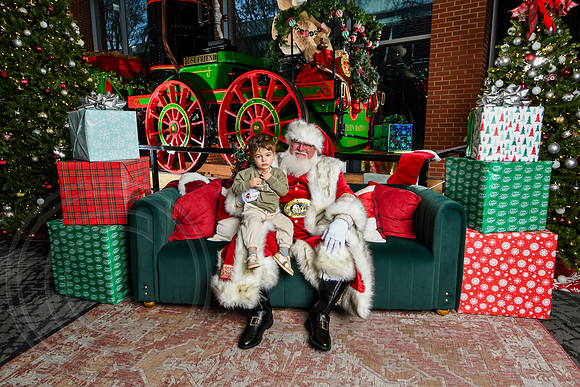 RKPhoto-2025-TheCharlestonSanta-Nov28-0495