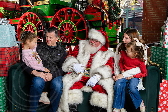 RKPhoto-2025-TheCharlestonSanta-Nov29-0514