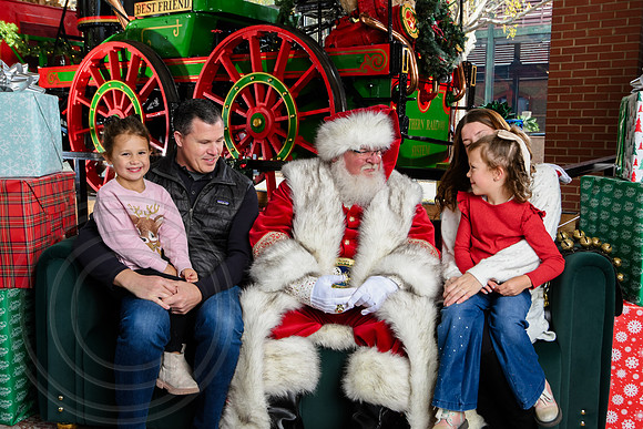 RKPhoto-2025-TheCharlestonSanta-Nov29-0512