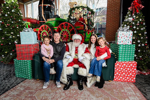 RKPhoto-2025-TheCharlestonSanta-Nov29-0511
