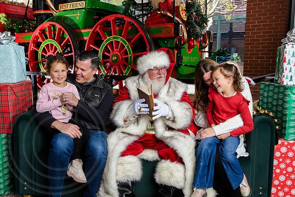 RKPhoto-2025-TheCharlestonSanta-Nov29-0516