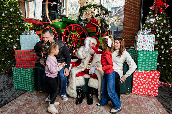 RKPhoto-2025-TheCharlestonSanta-Nov29-0517