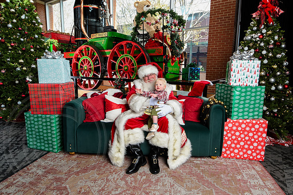 RKPhoto-2025-TheCharlestonSanta-Nov29-0520