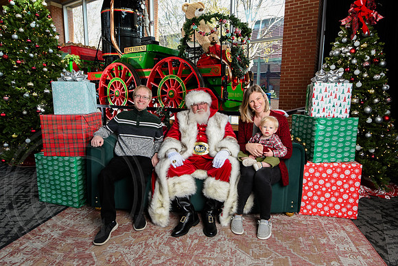 RKPhoto-2025-TheCharlestonSanta-Nov29-0522