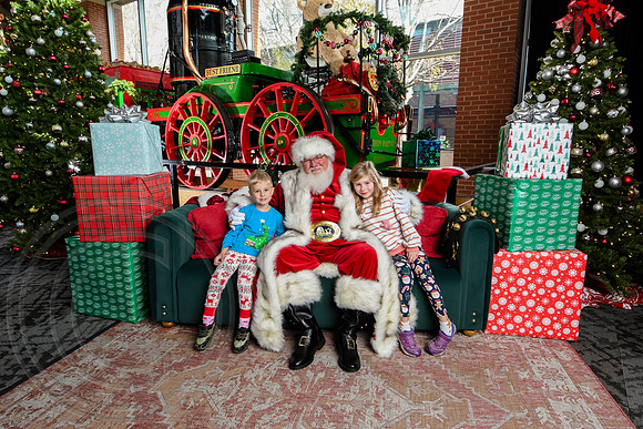 RKPhoto-2025-TheCharlestonSanta-Nov29-0523
