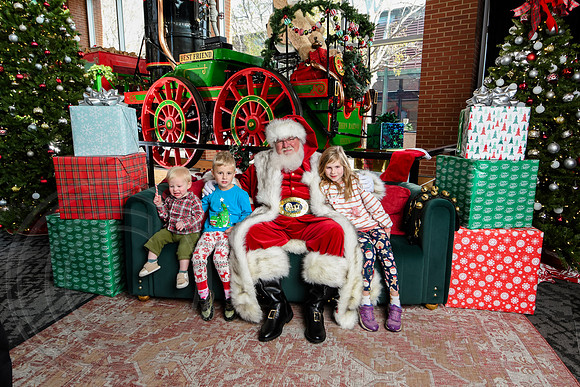 RKPhoto-2025-TheCharlestonSanta-Nov29-0524