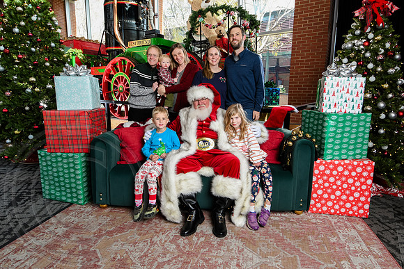 RKPhoto-2025-TheCharlestonSanta-Nov29-0525