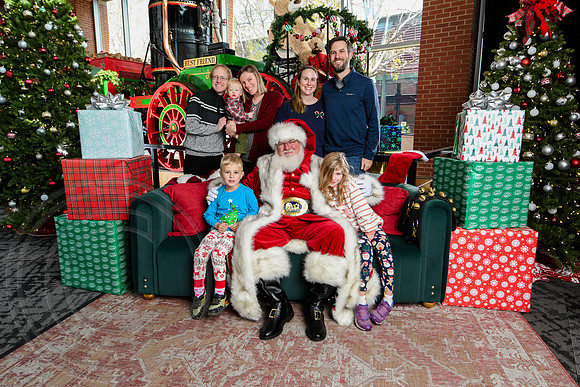 RKPhoto-2025-TheCharlestonSanta-Nov29-0526