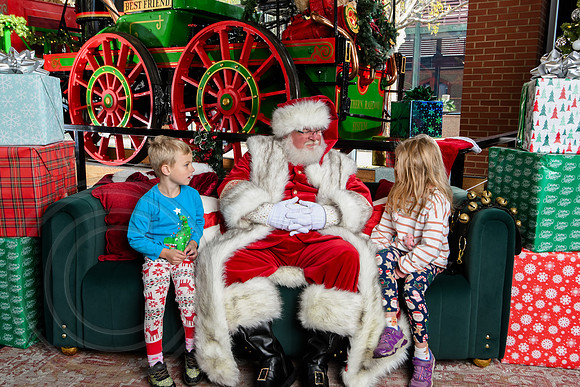 RKPhoto-2025-TheCharlestonSanta-Nov29-0527