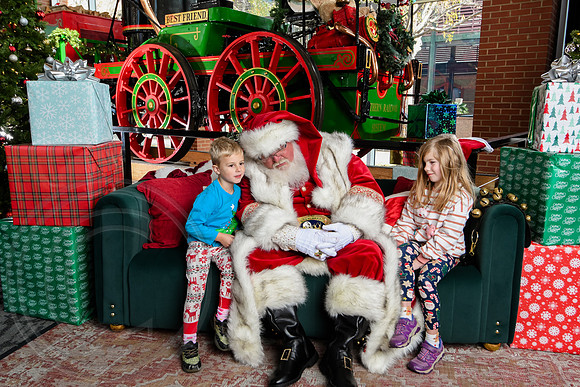 RKPhoto-2025-TheCharlestonSanta-Nov29-0529