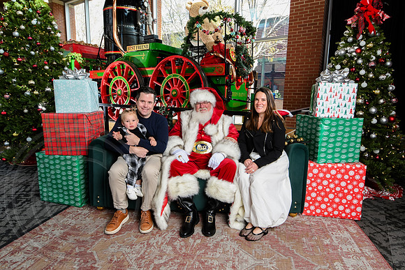 RKPhoto-2025-TheCharlestonSanta-Nov29-0532