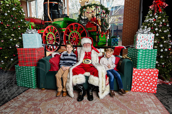 RKPhoto-2025-TheCharlestonSanta-Nov29-0534
