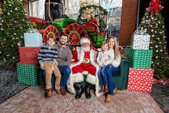 RKPhoto-2025-TheCharlestonSanta-Nov29-0537