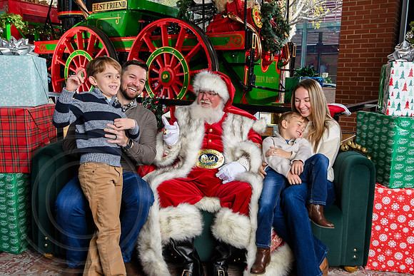 RKPhoto-2025-TheCharlestonSanta-Nov29-0539