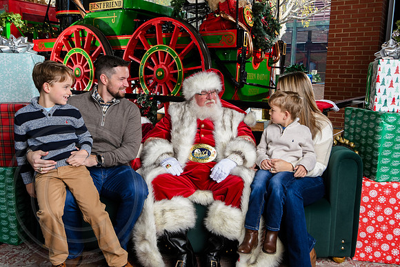 RKPhoto-2025-TheCharlestonSanta-Nov29-0540