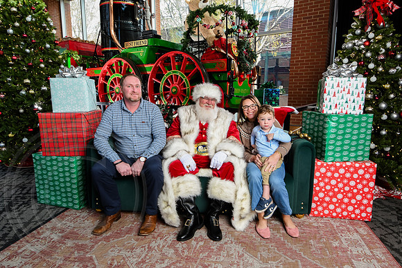 RKPhoto-2025-TheCharlestonSanta-Nov29-0541