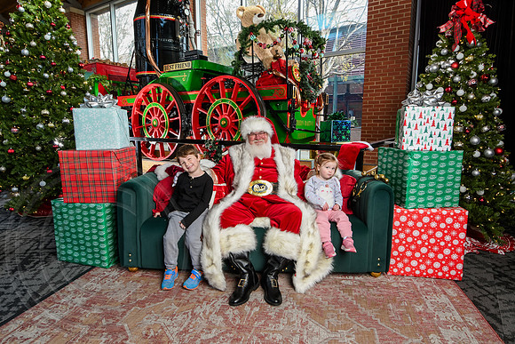 RKPhoto-2025-TheCharlestonSanta-Nov29-0542