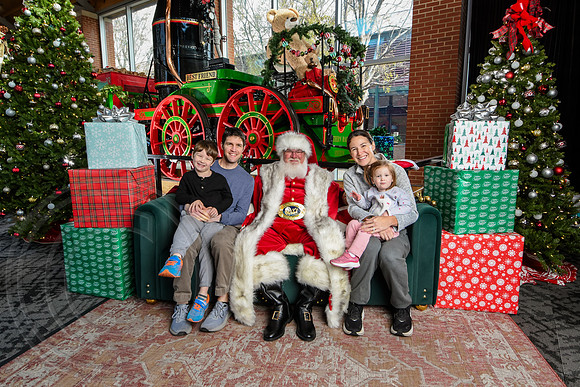 RKPhoto-2025-TheCharlestonSanta-Nov29-0543