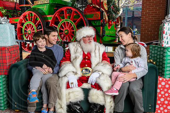 RKPhoto-2025-TheCharlestonSanta-Nov29-0544