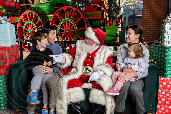 RKPhoto-2025-TheCharlestonSanta-Nov29-0547