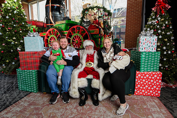 RKPhoto-2025-TheCharlestonSanta-Nov29-0549