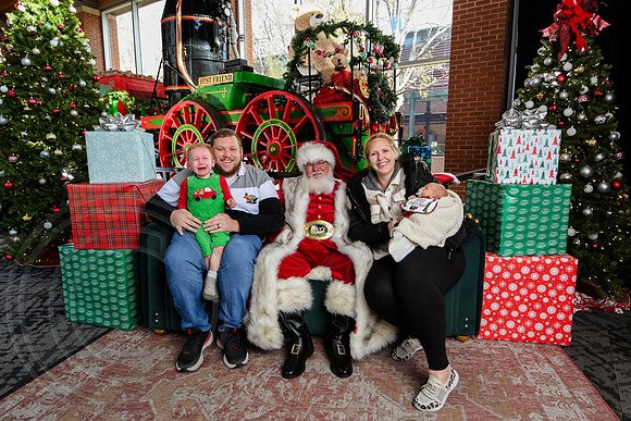 RKPhoto-2025-TheCharlestonSanta-Nov29-0550