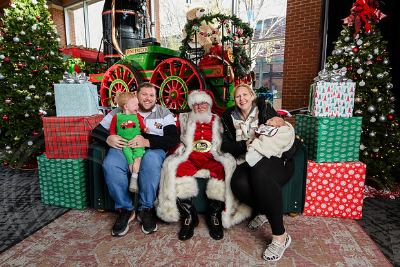 RKPhoto-2025-TheCharlestonSanta-Nov29-0551
