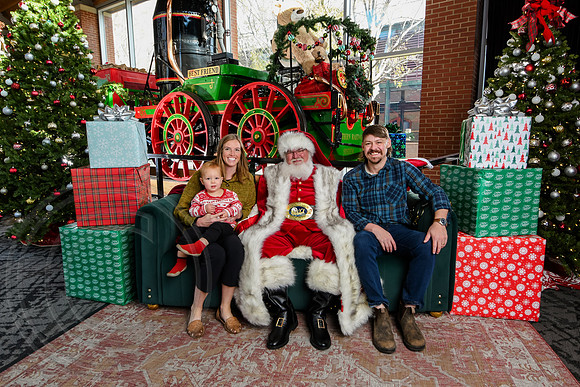 RKPhoto-2025-TheCharlestonSanta-Nov29-0552